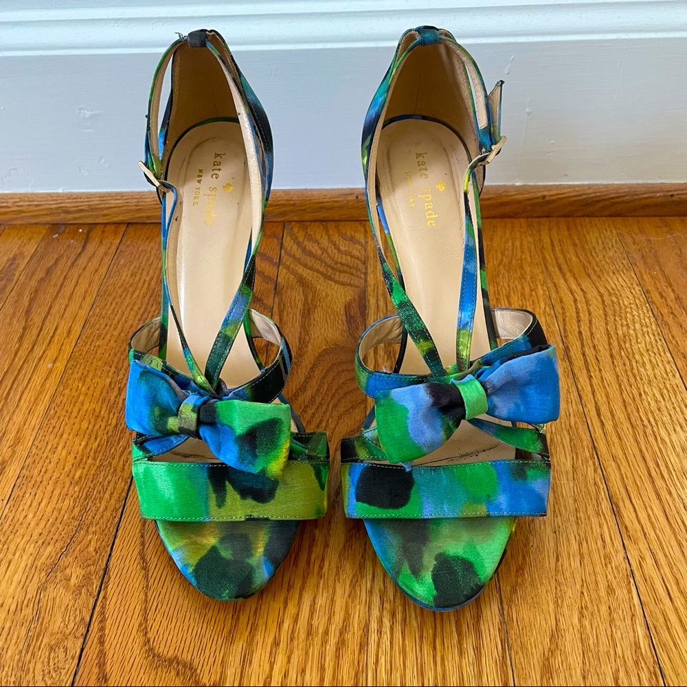 Kate Spade satin fabric leather sole, good condition. Size 8.5. Made in Italy